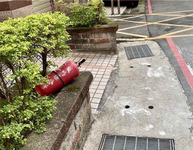 屁孩拿滅火器當玩具，噴灑後隨意丟棄。（警方提供）