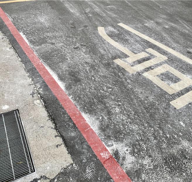 路面殘留滅火器乾粉。（警方提供）