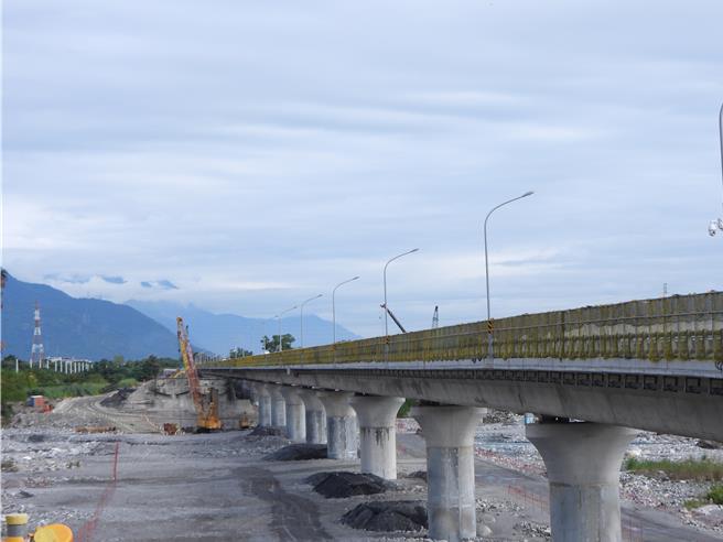 台9線花蓮木瓜溪橋自3年前開始改建拓寬，經採半半施工方式維持車輛通行，北上線已於今年6月完工通車，目前正施作南下線，預計2025年6月完工。（羅亦晽攝）