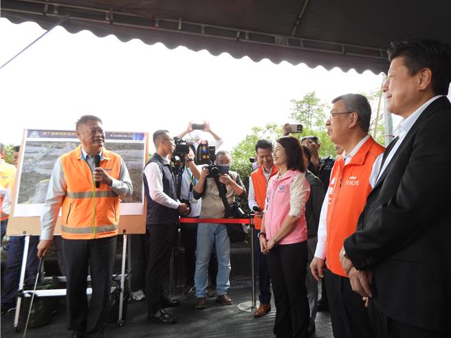 行政院長陳建仁（右二）今天在民進黨花蓮立委參選人張美慧（右三），及國民黨花蓮立委傅崐萁（右一）陪同下，上午到花蓮壽豐鄉視察木瓜溪橋梁改建工程，聽取蘇花改工程處長李宗仁（左一）簡報說明。（羅亦晽攝）