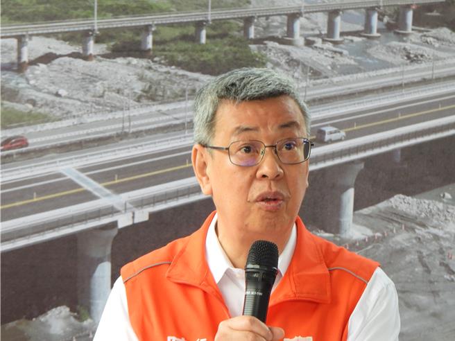 行政院長陳建仁今天到壽豐鄉視察木瓜溪橋梁改建工程，致詞時疑因文稿誤植橋樑位置，不慎將「壽豐鄉」說成「吉安鄉」，當場遭縣議會副議長徐雪玉糾正，場面一度尷尬。（羅亦晽攝）