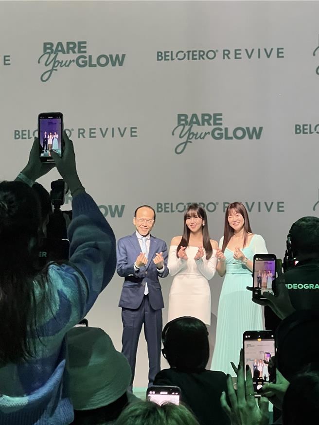 金所泫敬業地和與會的貴賓們合照。（孫伊萱攝）