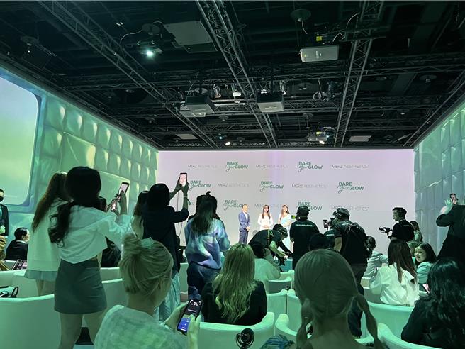 記者會現場相當混亂，一堆人向前高舉手機拍照。（孫伊萱攝）