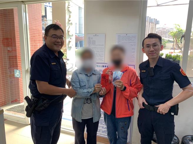 黃婦失而復得相當開心。（警方提供）