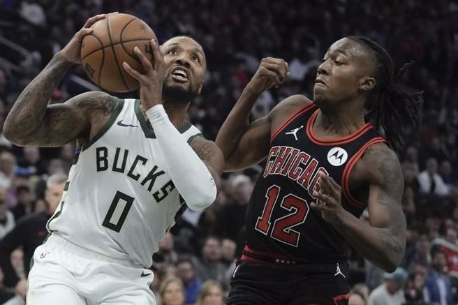 公鹿队Damian Lillard(左)持球进攻。（美联社）