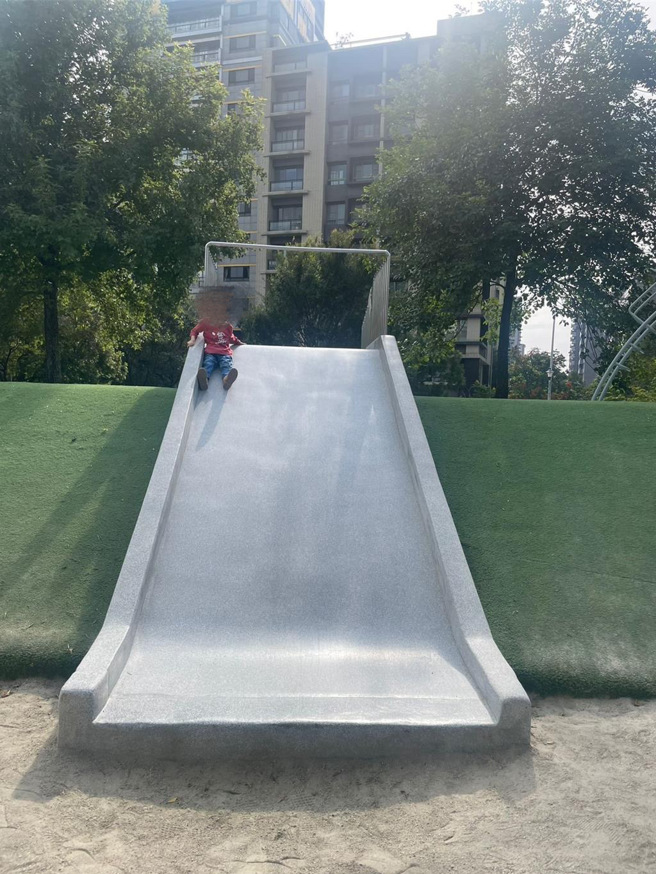 台北市议员阙枚莎指出，明美公园磨石子溜滑梯长度短、坡度陡且末端高地差大，有安全性疑虑。（阙枚莎提供）
