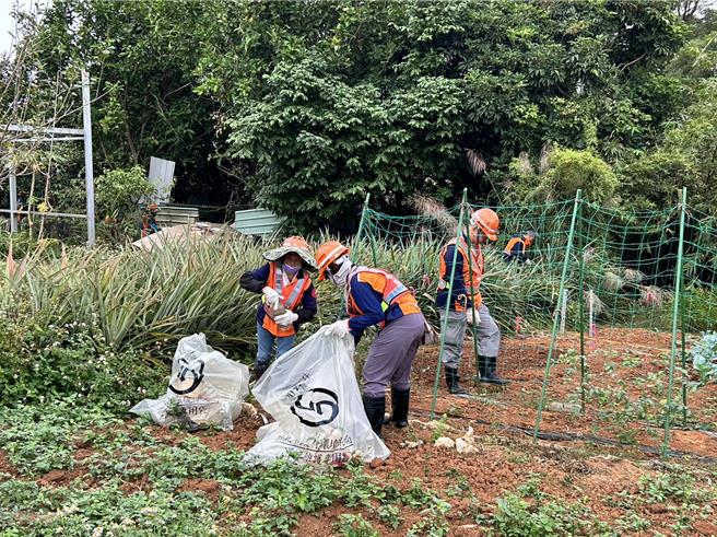 防堵登革熱，今天由環保、衛生及五股區等市府團隊，動員120人，於五股區高風險警示區進行孳生源清除與容器減量。（新北市衛生局提供）