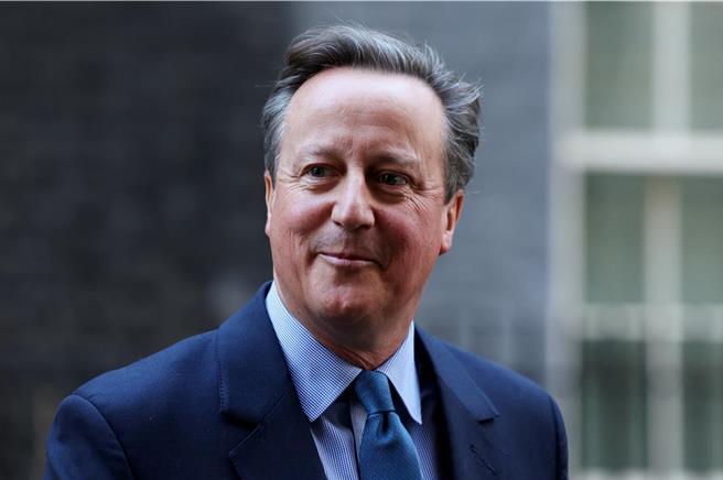 英国政府13日改组内阁，由前首相卡麦隆（David Cameron）接任外相一职，有相关评论认为，卡麦隆担任首相期间，大力推动英陆交流，或许是英国政府开始加强与大陆接触。（路透社）