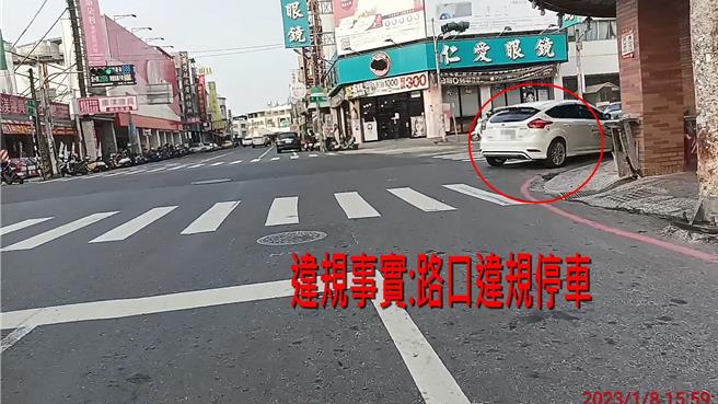 屏东潮州警分局依统计发现，民眾检举交通违规案件以路口违规停车居冠，违规占用机慢车道及红灯越线次之、未依规定使用方向灯则居第3名。（警方提供／谢佳潾屏东传真）