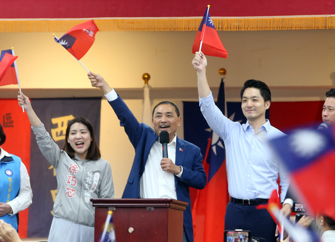 图为国民党总统参选人侯友宜（中）和台北市长蒋万安（右）以及台北市议员徐巧芯（左）10月6日出席台北市信义区西村里举办的112年国庆重阳晚会。（资料照,赵双杰摄）