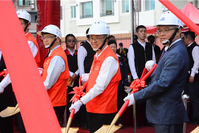 行政院長陳建仁執鏟主持「美崙安居」今動土開工。（王志偉攝）