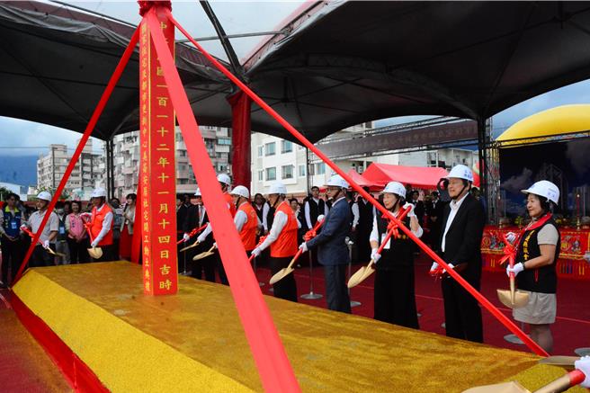 行政院長陳建仁與縣長徐榛蔚、立委傅崐萁等地方各界執鏟，位於球崙二路上的「美崙安居」今動土典禮。（王志偉攝）