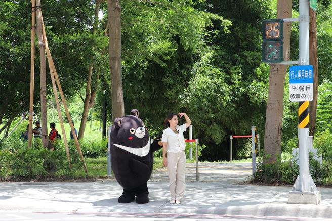 「看」:過馬路隨時注意周遭車輛動態。（圖／高雄市新聞局）