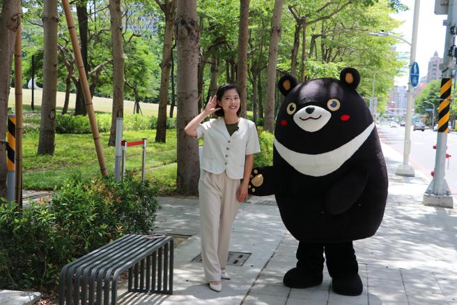 「聽」:過馬路時聆聽號誌聲響和車輛警示音。（圖／高雄市新聞局）