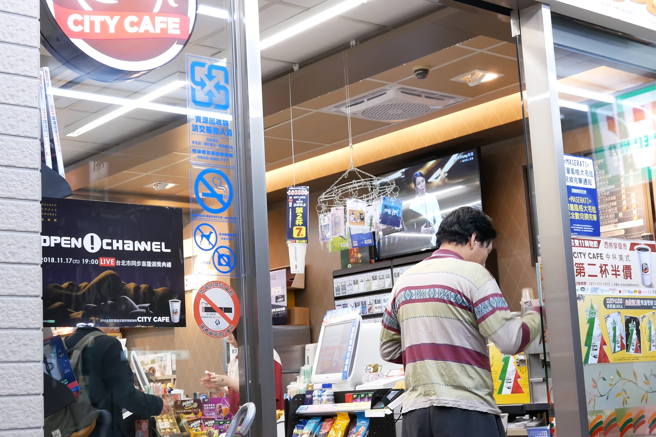 德國籍記者克勞斯·巴登哈根，觀察許多台灣人在超商買一杯咖啡後，接著就趴在內用桌睡著。（圖／示意圖，達志影像）