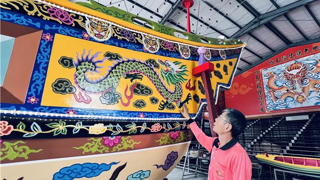 代天院管理委員會常務委員鄭百成說，今年王船外觀復刻69年前文獻雜誌上的王船造型，保留當時砲管、老虎及龍等特色。（張毓翎攝）