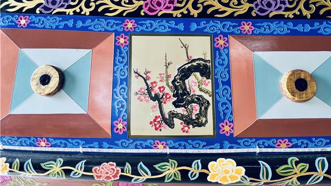 船身藉著老師傅精細的畫工，讓龍虎等圖案栩栩如生，非常漂亮。（張毓翎攝）