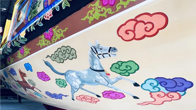 船身藉著老師傅精細的畫工，讓龍虎等圖案栩栩如生，非常漂亮。（張毓翎攝）