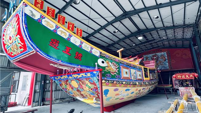 廟方說，21日將為王船舉辦開光點眼、出廠典禮，重頭戲燒王船預計29日凌晨1點登場。（張毓翎攝）