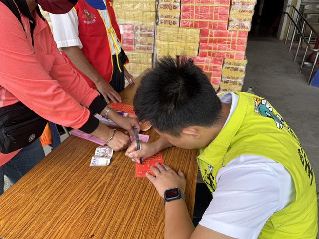 廟方開放讓信徒贊助王船金，民進黨市議員王宣貿今天到場以他阿嬤的名義贊助。（張毓翎攝）