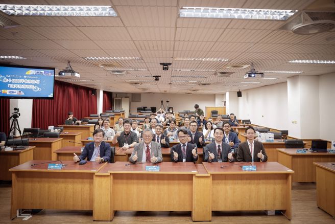 「第十屆海洋事務論壇」，並以「海岸聚落創生」為主題，邀請不同領域的專家學者，會後與會成員合影。(戴志揚翻攝)
