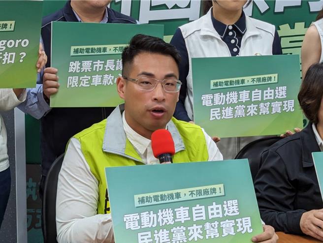 基隆市议员张秉钧涉入诈领助理费一案，14日下午全案辩论终结，张下午2时左右办保完成离开基隆地院。（张志康摄）