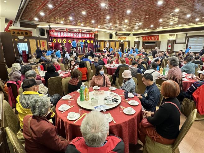 現場400多位在地黨員同祝國民黨129歲生日快樂！熱鬧非凡。（于家麒攝）