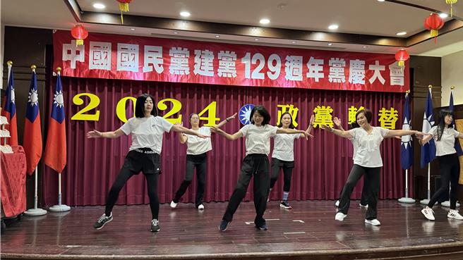 活動開場由金城鎮有氧舞蹈隊帶來勁歌熱舞，展現國民黨百年新氣象。（于家麒攝）