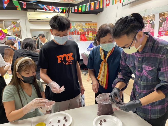 陳真真老師(右二)指導參與民眾製作涼西丸。(戴志揚翻攝)
