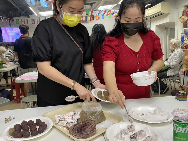 越南新住民田妮和通譯青竹製作大顆的涼西丸。(戴志揚翻攝)