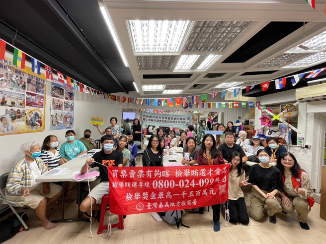 參與民眾一起合照。(戴志揚翻攝)