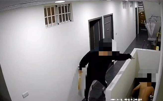 3樓租客23歲黃姓及19歲鍾姓男子覺得遭挑釁，分持西瓜刀、直刀下樓理論。（三重警分局提供）