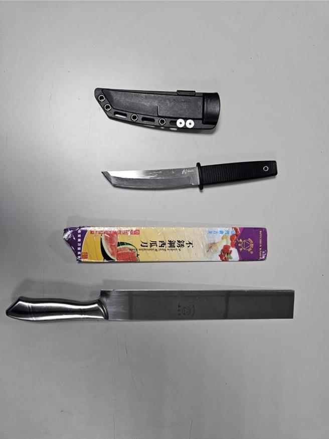 警方查扣的刀械。（三重警分局提供）