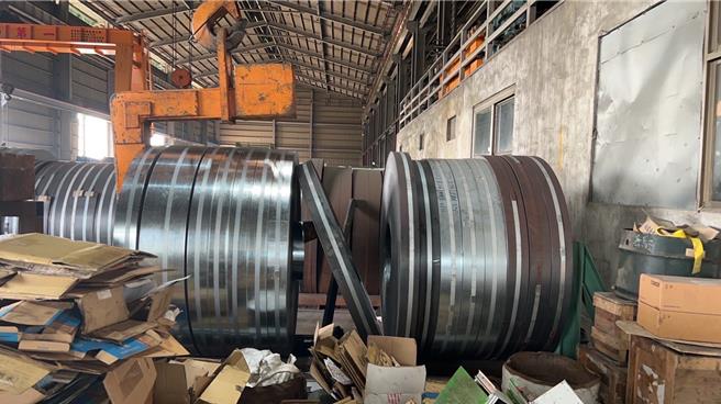 屏南工业区10日惊传工安意外，47岁吴姓男子在工作时头部惨钢卷夹住，后经救护人员在送医中不断实施CPR，在送医抢救后约20分钟恢復心跳、脉搏，不料隔日仍不治。（警方提供／谢佳潾屏东传真）