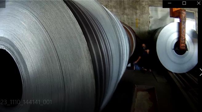 屏南工业区10日惊传工安意外，47岁吴姓男子在工作时头部惨钢卷夹住，后经救护人员在送医中不断实施CPR，在送医抢救后约20分钟恢復心跳、脉搏，不料隔日仍不治。（屏东消防局提供／谢佳潾屏东传真）