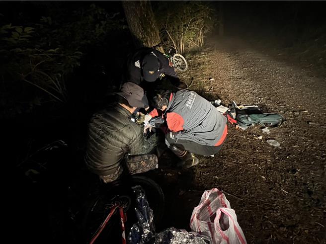 傍晚时分民眾于大鹿林道东线骑乘脚踏车发生意外并求援，由雪管处及保七总队第五大队前往协助救援。（雪管处提供／李京升苗栗传真）