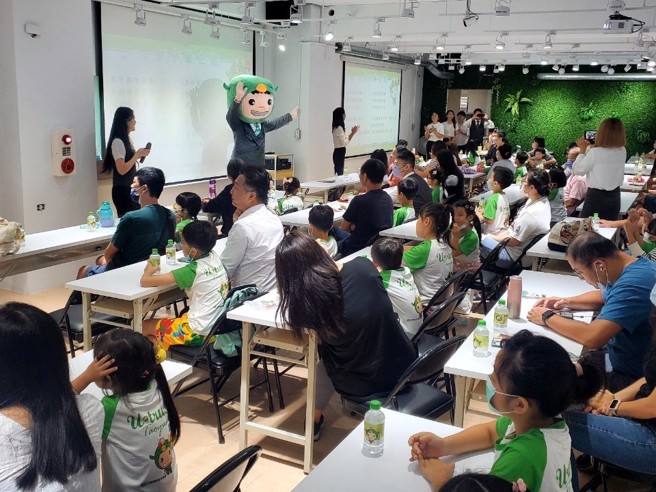 
小小店长活动受到热烈欢迎，小朋友们都聚精会神地参与课程。图片来源：有巢氏房屋美术馆冠青埔加盟店
