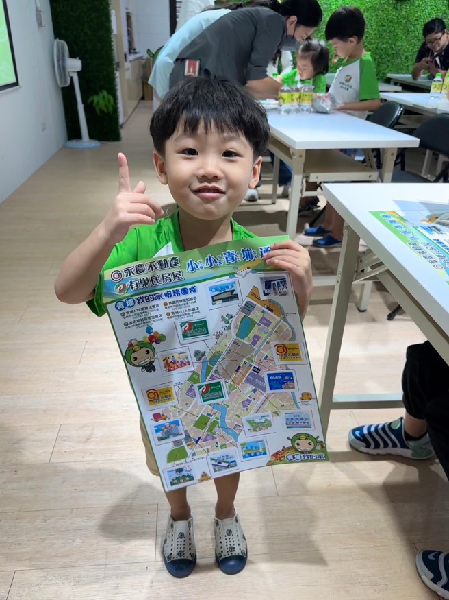 
完成小小青埔通挑战，就能领取结业证书，孩子们都说下次还要再来参加！图片来源：有巢氏房屋青埔A18高铁加盟店
