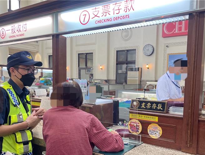 中市90岁孙姓老妇（右）到银行要提领100万元现金，员警到场关切，独居老妇说，她住院医药费庞大，因不懂如何网路转帐，只好每周到银行领现金，员警考虑金额庞大，协助护钞将她送回医院。（警方提供／陈淑芬台中传真）