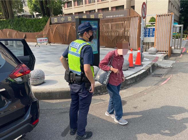 中市90岁孙姓老妇（右）到银行要提领100万元现金，员警到场关切，独居老妇说，她住院医药费庞大，因不懂如何网路转帐，只好每周到银行领现金，员警考虑金额庞大，协助护钞将她送回医院。（警方提供／陈淑芬台中传真）