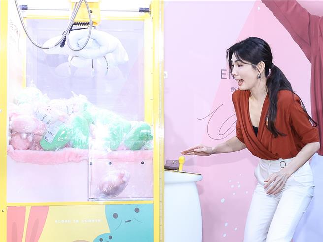 Ella14日出席弘道基金會「寒冬助老刻不容緩」記者會，開心在現場玩遊戲。（陳俊吉攝）