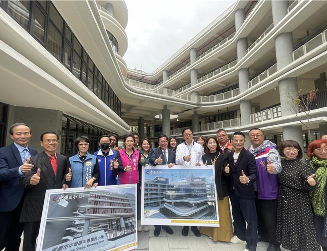 桃园市中坜国小124周年校庆暨1期校舍落成，师生拥有舒适校园环境。（吕筱蝉摄）