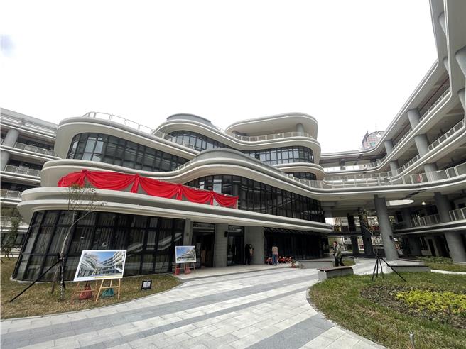 桃园市中坜国小124周年校庆暨1期校舍落成，师生拥有舒适校园环境。（吕筱蝉摄）