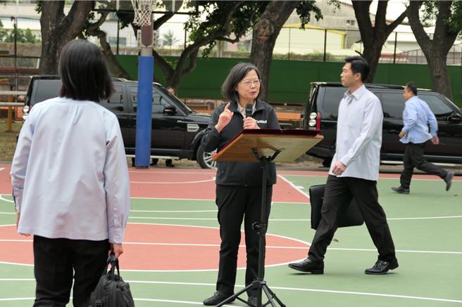 蔡英文總統（左二）14日南下雲林縣關心虎尾高中宿舍改建，突然請學生們靠近聽演講，讓隨扈緊張不已。（張朝欣攝）