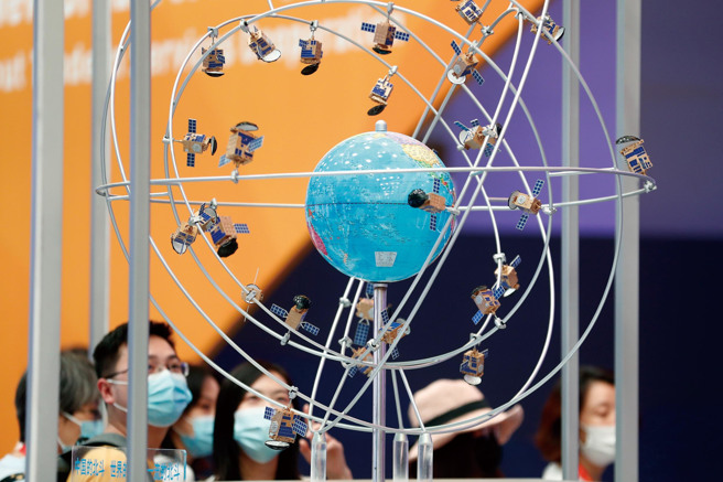 国际贸易展览会上，北斗卫星导航系统模型吸引参观者。（中新社）