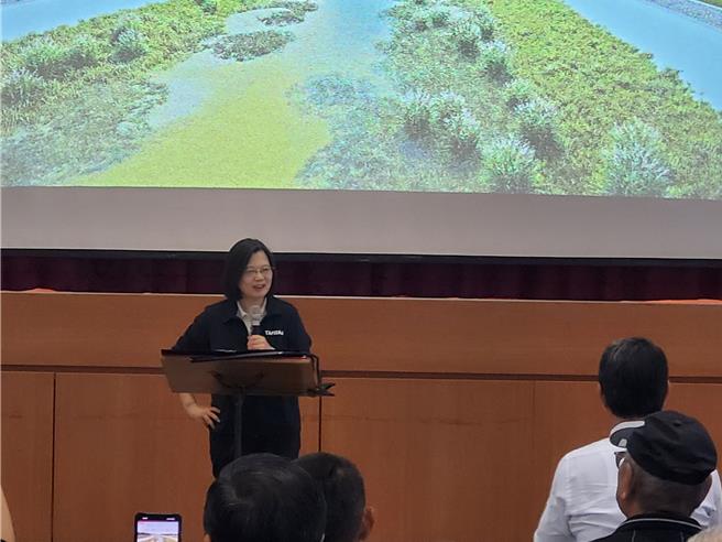 蔡英文總統14日到斗南鎮視察石牛溪治理成果時，提及立委的重要性。（周麗蘭攝）