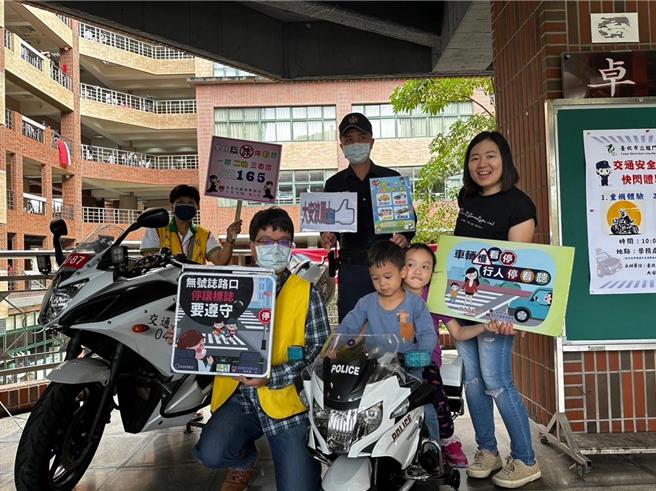大安分局深入校园进行反诈、交通安全宣导。（翻摄照片／林郁平台北传真）