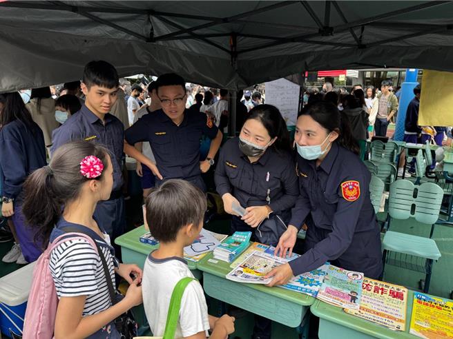 大安分局深入校园进行反诈、交通安全宣导。（翻摄照片／林郁平台北传真）