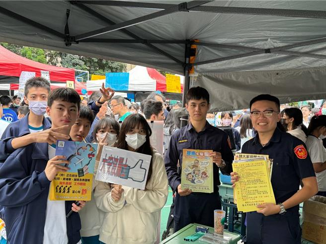 大安分局深入校园进行反诈、交通安全宣导。（翻摄照片／林郁平台北传真）