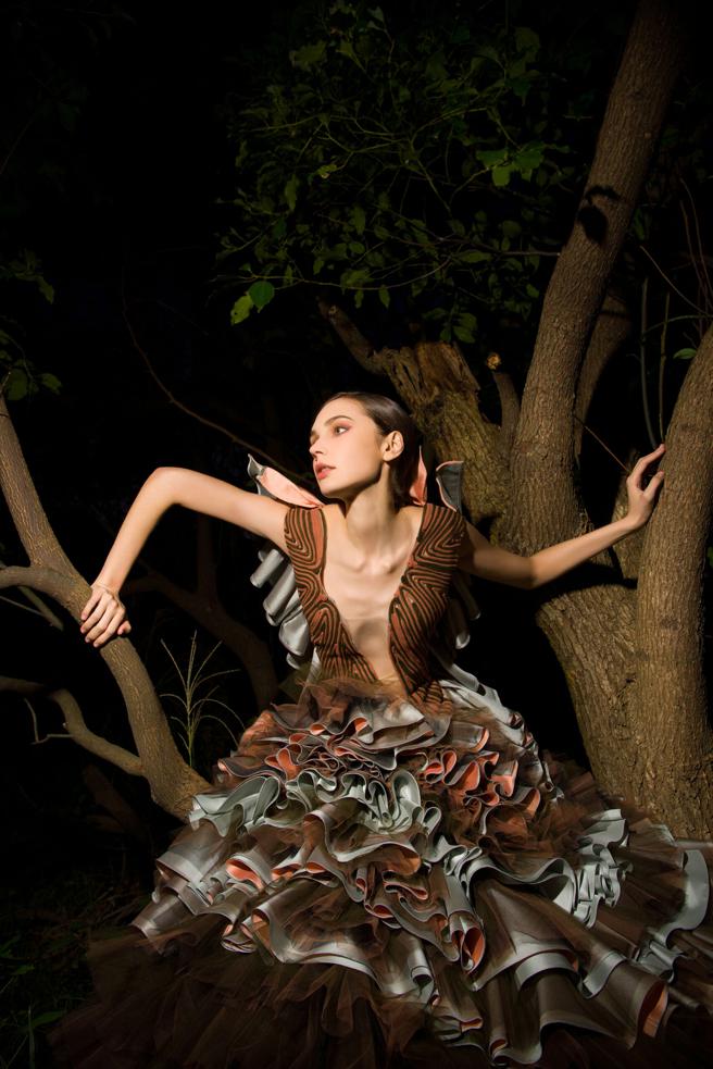 方国强发表「蜕变」高订服，以羽化成蝶为主题，一袭礼服耗时半年才完成。（Khieng ATELIER提供）